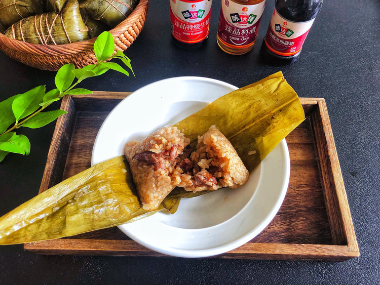 咸蛋黄肉粽的做法