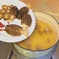 无敌好喝——羊肚菌花菇海参排骨汤的做法图解6