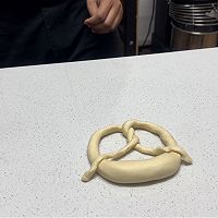 #感恩节为TA做顿饭#德式碱水面包的做法图解12
