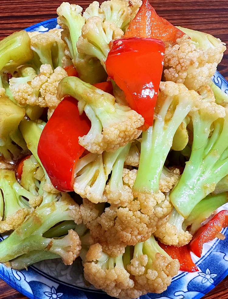 有机花菜素炒红青椒的做法