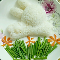 宝宝爱吃饭，虾皮丝瓜煲之白兔造型米饭的做法图解3