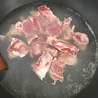 玉米胡萝卜排骨汤的做法图解1