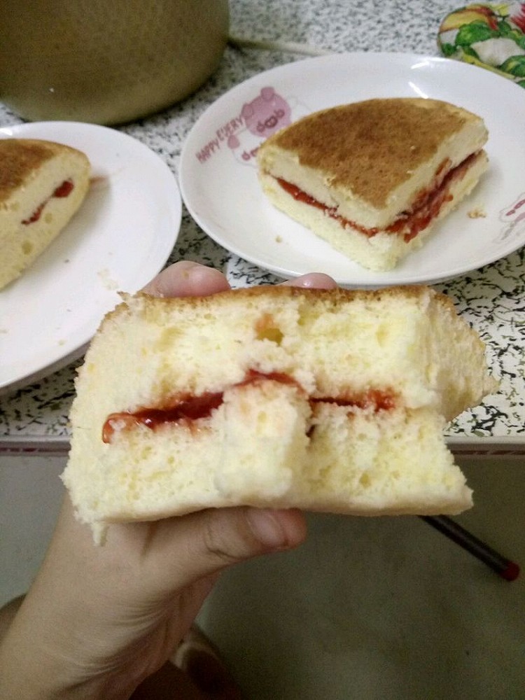 电饭煲版草莓酱海绵夹心蛋糕的做法