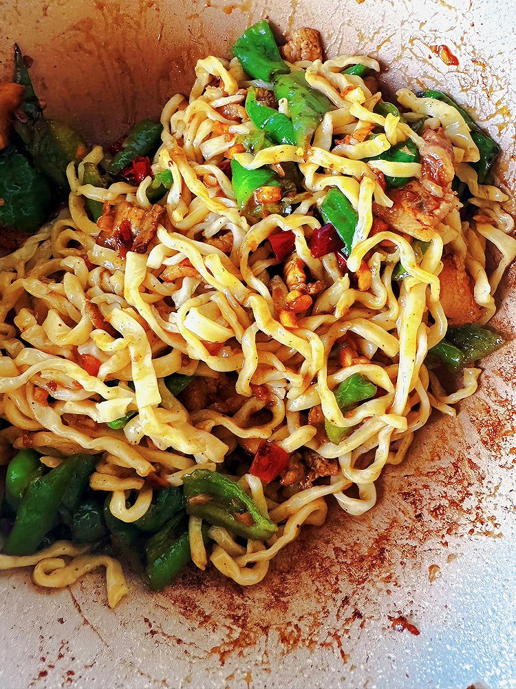 尖椒肉片炒面的做法