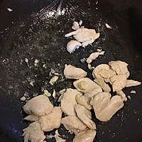蘑菇炒鸡胸肉的做法图解3