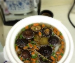 萝卜花菇排骨汤的做法