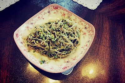 柠檬汁绿豆芽（豆芽自己发够嫩）