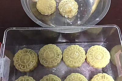 芒果莲蓉冰皮月饼