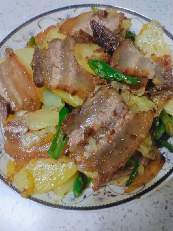 土豆片炒罐罐肉