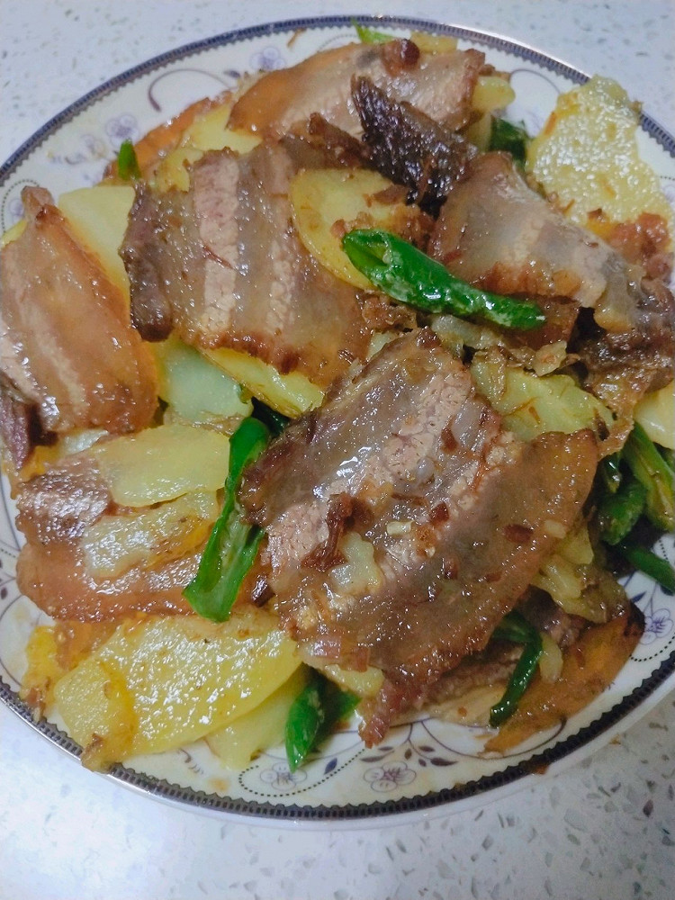 土豆片炒罐罐肉的做法