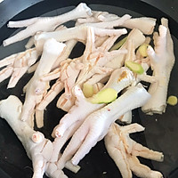 百香果酸辣脱骨凤爪的做法图解2