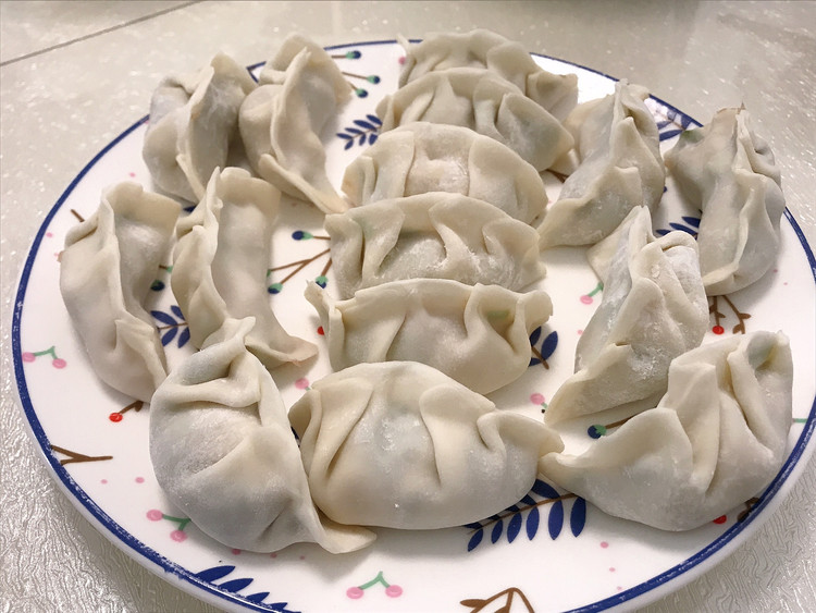 韭菜鸡蛋瘦虾皮饺子的做法