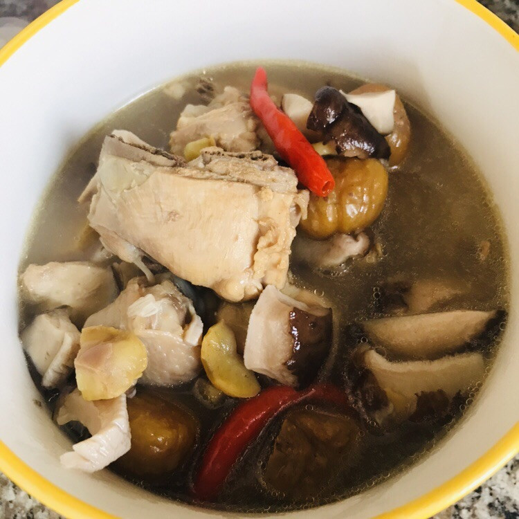 板栗炖鸡菌菇汤的做法
