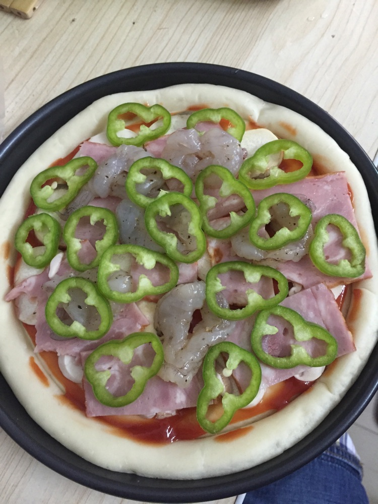 蘑菇鲜虾培根披萨的做法图解4