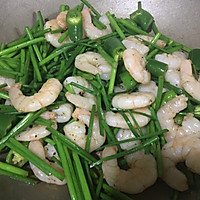 不加淀粉依然很鲜嫩的韭苔虾仁的做法图解4