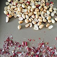 越莓花生牛轧糖的做法图解1