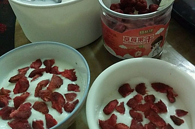 草莓干酸奶