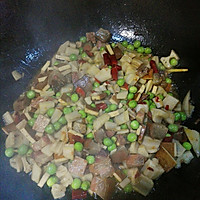 莲藕青豆炒腊肉的做法图解7