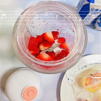 冬季饮品 | 草莓酸奶奶昔的做法图解2