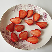 美容养颜~~草莓酸奶饮的做法图解2
