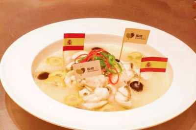 中式融合菜～西班牙混合橄榄烩鲈鱼
