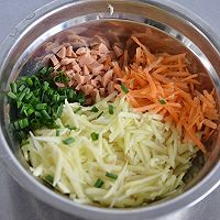 胡萝卜土豆丝蛋饼的做法图解1