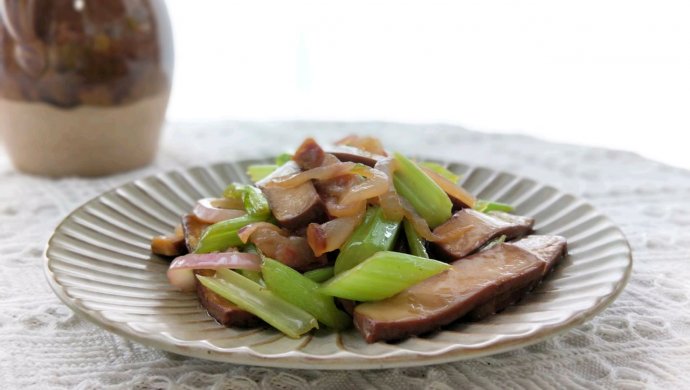 腊肉西芹炒香干