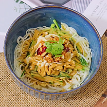 鸡丝凉面：天气热的时候记得来一碗~
