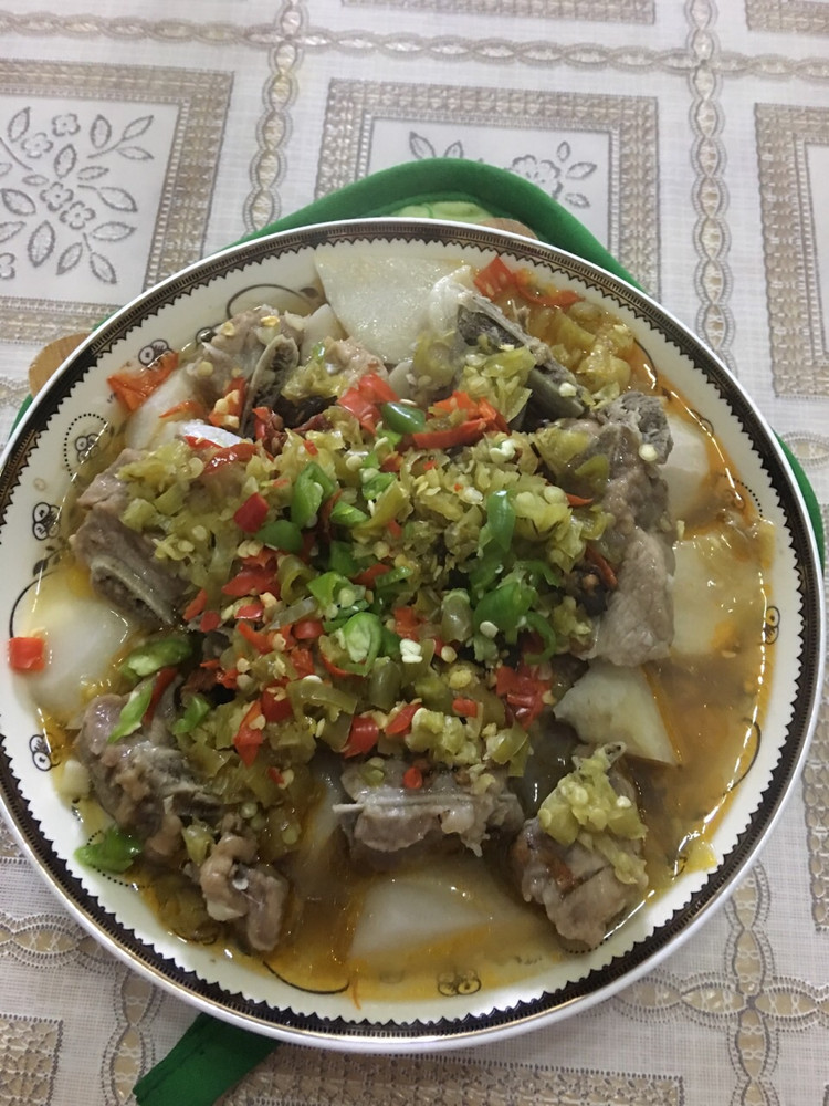 剁椒芋艿排骨的做法