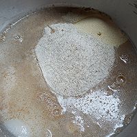 肉肉咸口味儿面包-----黑全麦橄榄培根面包的做法图解2