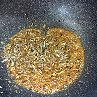 萝卜干炒小银鱼干的做法图解5