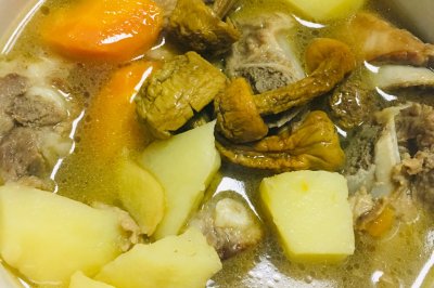 姬松茸炖土豆小排