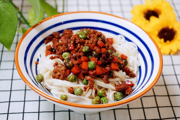 豌豆肉沫拌面