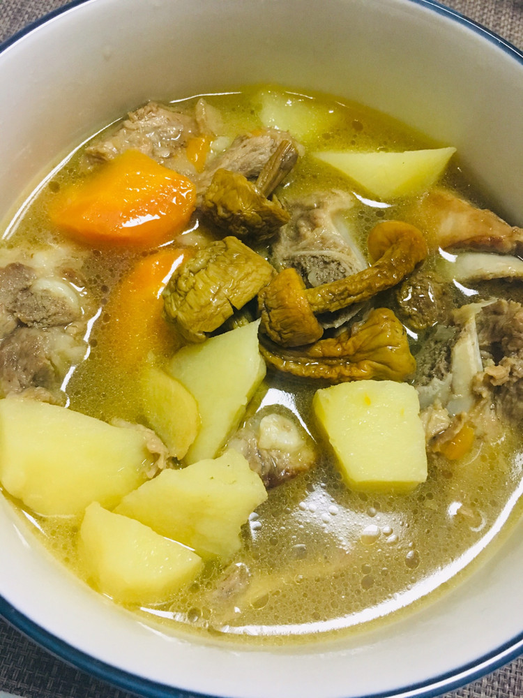 姬松茸炖土豆小排的做法