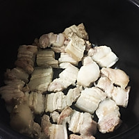 电饭煲卤肉的做法图解1