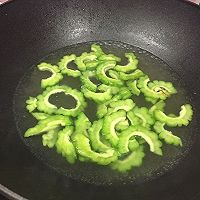 苦瓜炒牛肉的做法图解2