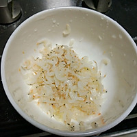 香菇虾皮炒包菜的做法图解2