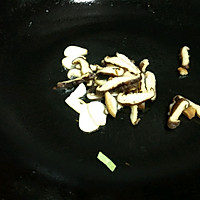 香菇虾皮炒包菜的做法图解4