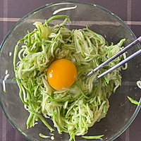 西葫芦泡菜饼的做法图解2