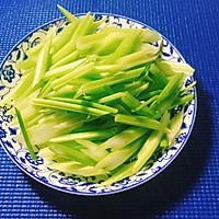芹菜炒腊肠的做法图解1