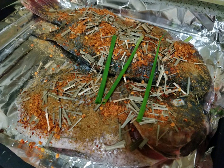 香烤罗非鱼-傣菜的做法