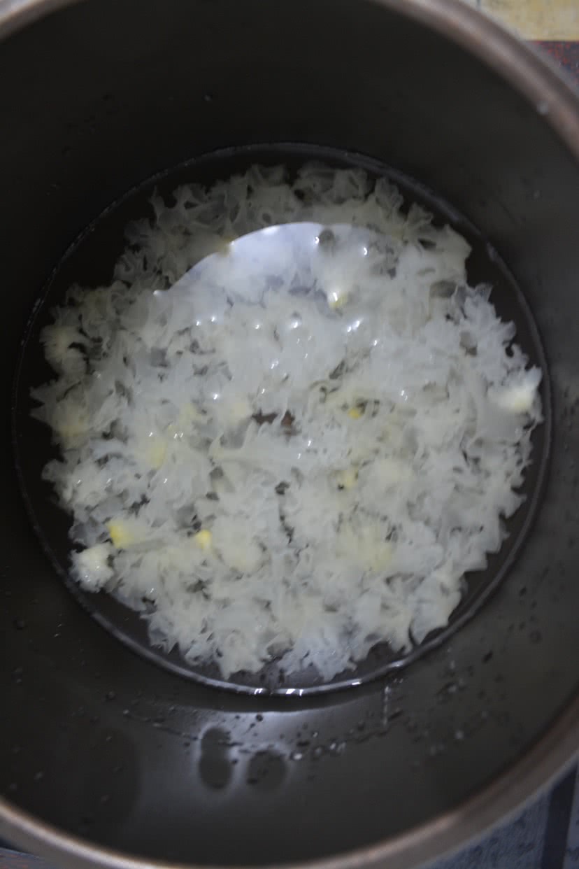 桃胶银耳莲子羹的做法图解7