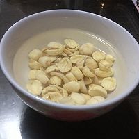 桃胶炖银耳莲子的做法图解3