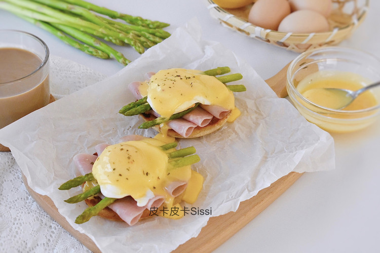 十分钟健康早餐：美式火腿芦笋班尼迪克蛋的做法