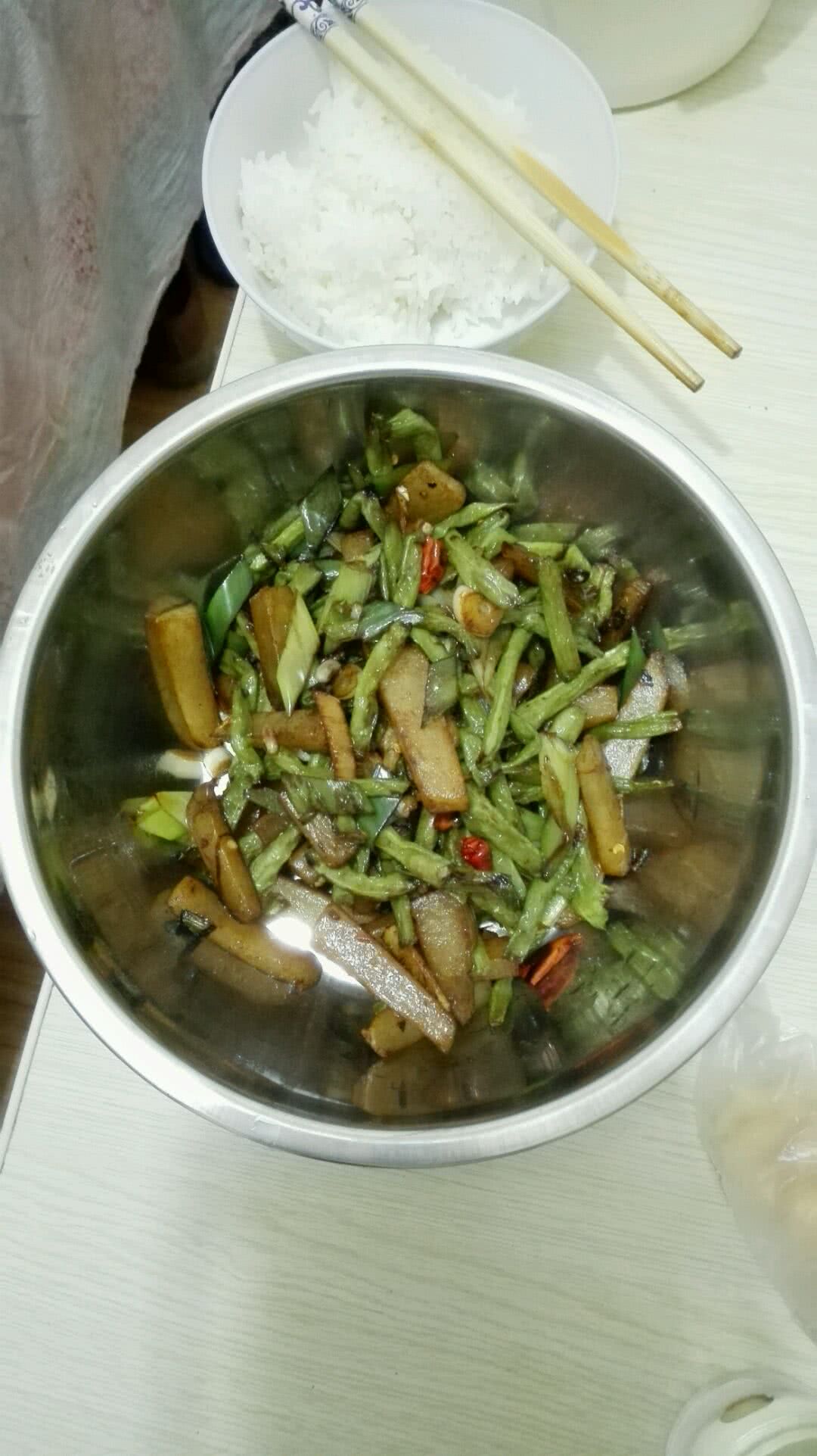 土豆炒豆角的做法图解1