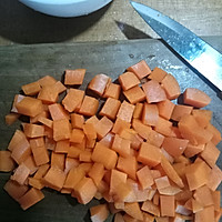 电饭锅腊肉胡萝卜焖饭的做法图解2