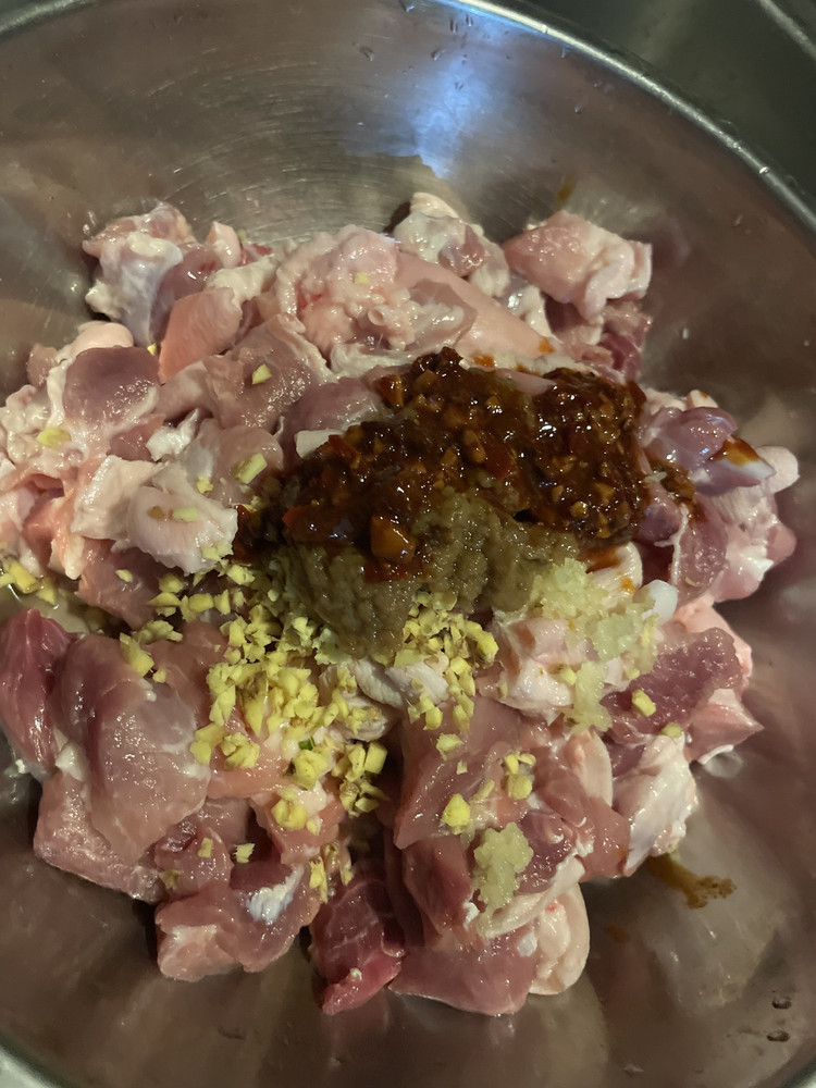 梅干菜闷猪肘子的做法
