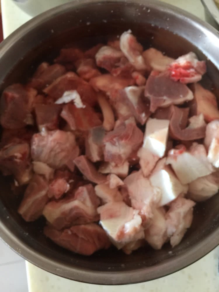清炖牛肉萝卜的做法图解1