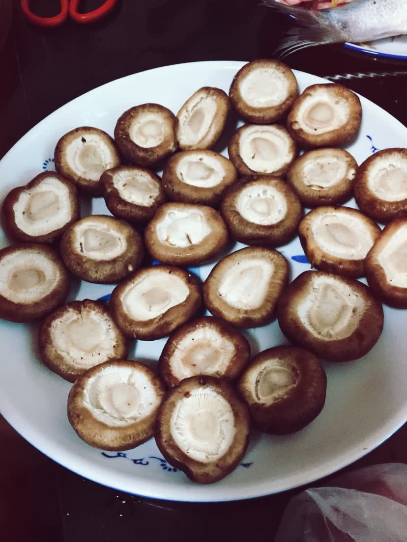 蘑菇添肉的做法图解1