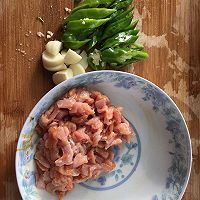 毛豆炒肉的做法图解2